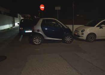 Los coches ocuparon todo el espacio en las calles, incluidas las esquinas, además del bosque. Fotos: Asociación de Vecinos de Can Bonet