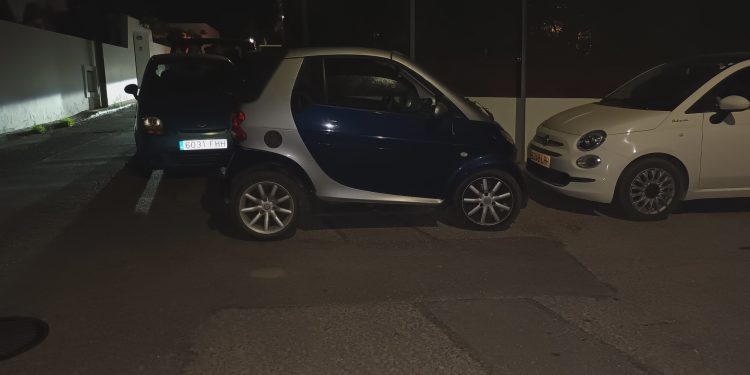 Los coches ocuparon todo el espacio en las calles, incluidas las esquinas, además del bosque. Fotos: Asociación de Vecinos de Can Bonet