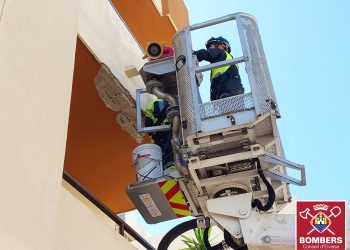 Los bomberos trabajan en el saneamiento de la fachada. Foto: Bombers d'Eivissa