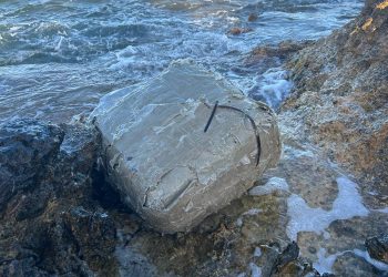 El fardo fue hallado por el personal del chiringuito de la zona costera. Foto Policía Local Santa Eulàira