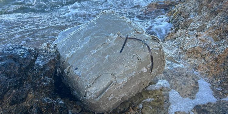 El fardo fue hallado por el personal del chiringuito de la zona costera. Foto Policía Local Santa Eulàira