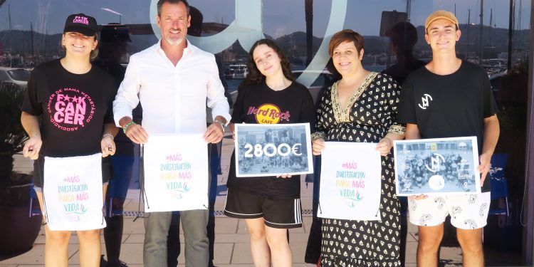 Entrega del dinero recaudado. Foto: Ayuntamiento de Sant Antoni