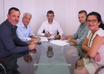 Un momento de la firma de los convenios. Foto: Ayuntamiento de Sant Antoni