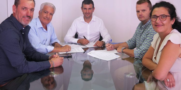 Un momento de la firma de los convenios. Foto: Ayuntamiento de Sant Antoni