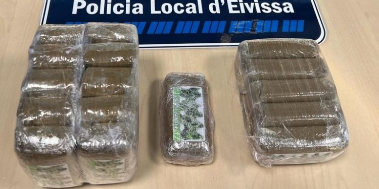 Imagen de la droga incautada ayer por la Policía Local.