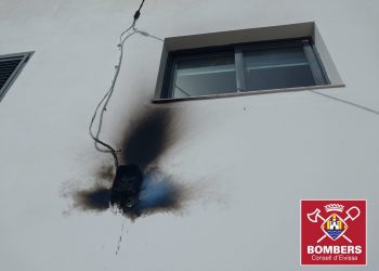 Estado en que ha quedado la pared del edificio tras el incendio del cuadro eléctrico. Foto: Bombers d'Eivissa