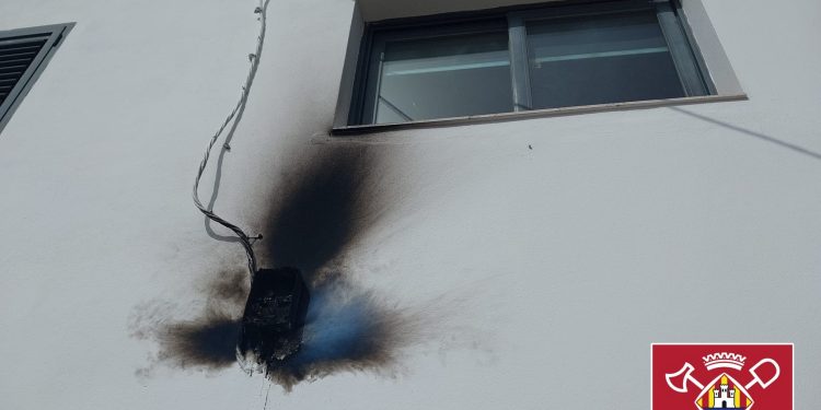 Estado en que ha quedado la pared del edificio tras el incendio del cuadro eléctrico. Foto: Bombers d'Eivissa