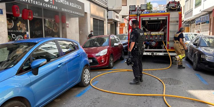 Intervención de los bomberos y la Policía Local de Ibiza en el restaurante. Fotos: Policia Local d'Eivissa