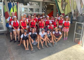 Los participantes en la actividad de navegación. Foto: Es Nàutic Sant Antoni