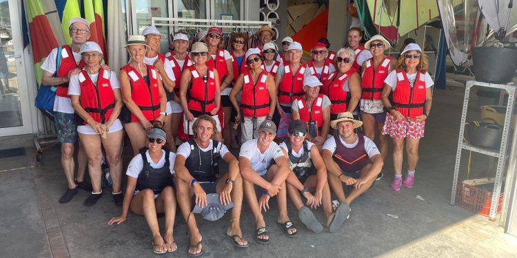 Los participantes en la actividad de navegación. Foto: Es Nàutic Sant Antoni