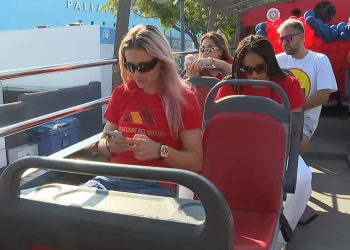Alexia Putellas, Salma Palalluelo y Cata Coll, en el autobús con el que recorren Ibiza.