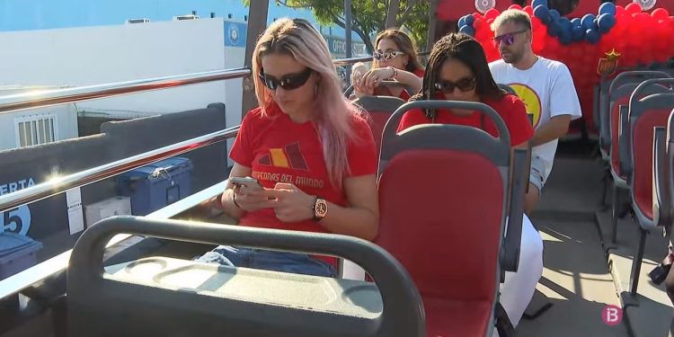 Alexia Putellas, Salma Palalluelo y Cata Coll, en el autobús con el que recorren Ibiza.