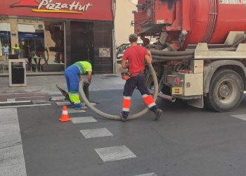 Operarios realizan la limpieza durante el día de hoy. Fotos: Ajuntament d'Eivissa