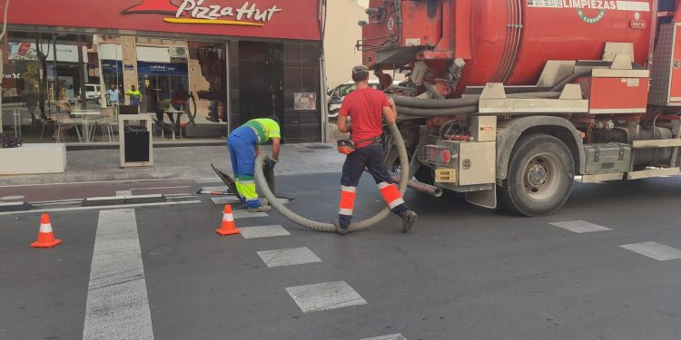 Operarios realizan la limpieza durante el día de hoy. Fotos: Ajuntament d'Eivissa