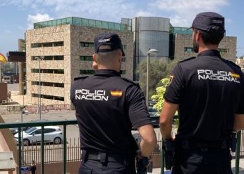 Agentes de la Policía Nacional, en una imagen de archivo, con la comisaría al fondo.