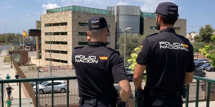 Agentes de la Policía Nacional, en una imagen de archivo, con la comisaría al fondo.