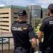 Agentes de la Policía Nacional, en una imagen de archivo, con la comisaría al fondo.