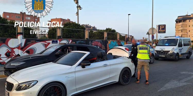 Coche del detenido tras la persecución. Foto Policía Local de Ibiza