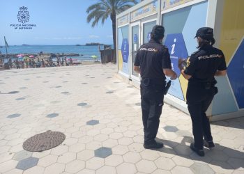 Policía Nacional de Ibiza en el Paseo de ses Figueretes, en una  imagen de archivo.