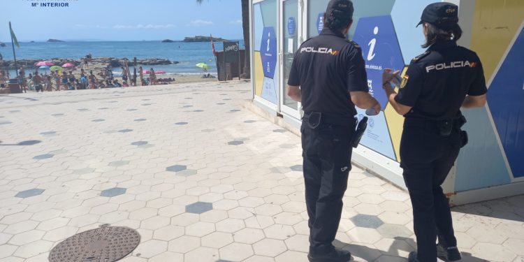 Policía Nacional de Ibiza en el Paseo de ses Figueretes, en una  imagen de archivo.