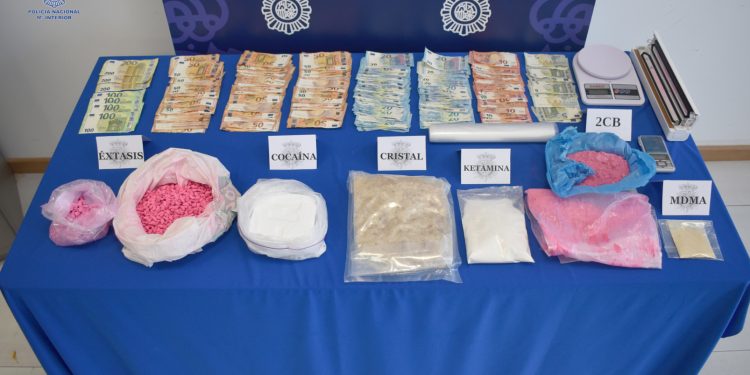 Unos tres kilos de droga incautados en la vivienda. Foto Policía Nacional