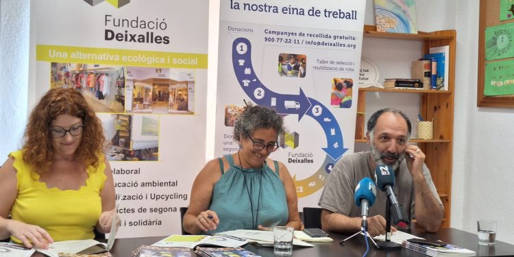 La responsable del área social de Ibiza, Raquel Martínez, la directora general de la entidad, Xesca Martí, y el responsable del área ambiental de Ibiza, Joan Carles Palerm. Foto: Fundació Deixalles