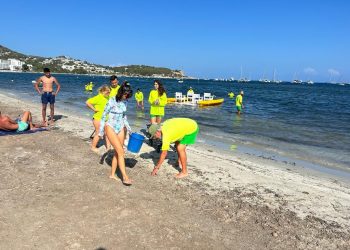 Un momento de una de las jornadas de limpieza. Fotos: Club Náutico Ibiza