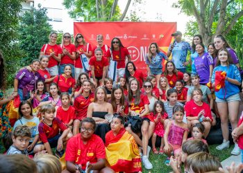Las jugadoras se fotografían con niños, niñas y jóvenes que han acudido a la recepción. Fotos: Consell de Ibiza