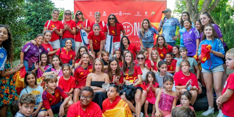 Las jugadoras se fotografían con niños, niñas y jóvenes que han acudido a la recepción. Fotos: Consell de Ibiza