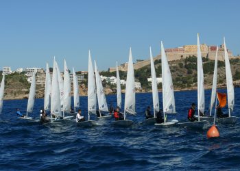Imagen de una regata de vela ligera. Foto: Club Náutico Ibiza