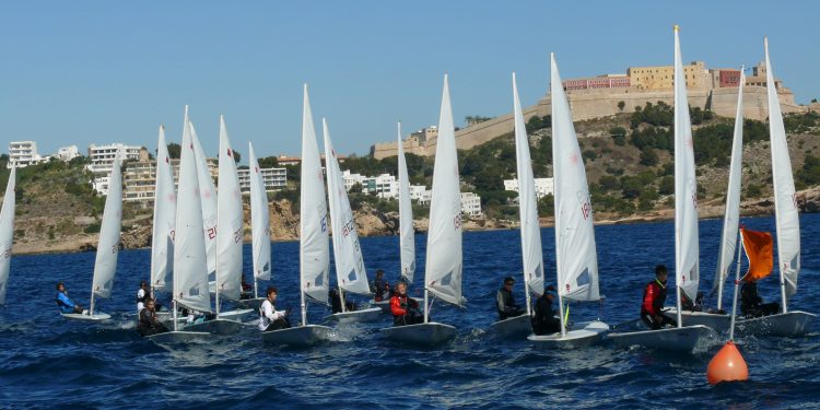 Imagen de una regata de vela ligera. Foto: Club Náutico Ibiza