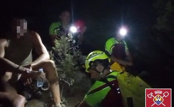 Imagen del rescate practicado ayer por la noche. FOTOS: BommbersdEivissa