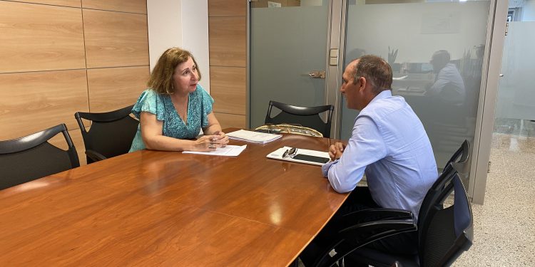 Encuentro entre Margalida Ferrer y Juan Álvarez. Foto: Govern balear
