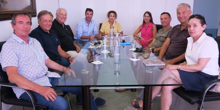 Un momento de la reuníón entre los representantes del Ayuntamiento y de la Asociación de Hoteleros. Foto: Ayuntamiento de Sant Antoni