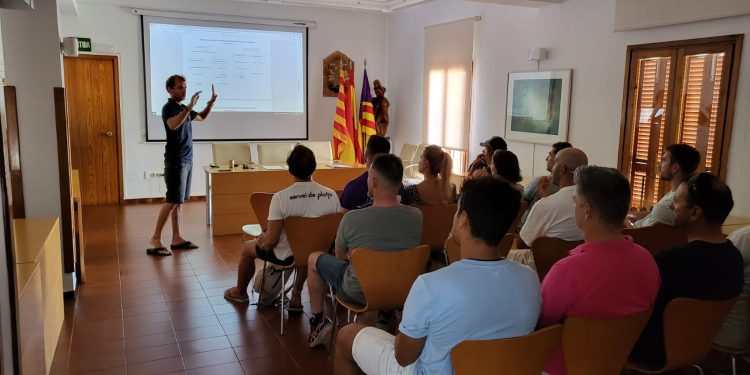 Reunión celebrada hoy entre el Consell, los concesionarios de playas y los socorristas reactivos. Foto: Consell Insular de Formentera