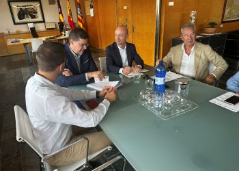 El conseller Jaume Bauzá, segundo por la izquierda, durante la reunión celebrada en Menorca. Foto: Govern balear