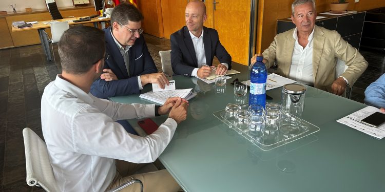El conseller Jaume Bauzá, segundo por la izquierda, durante la reunión celebrada en Menorca. Foto: Govern balear