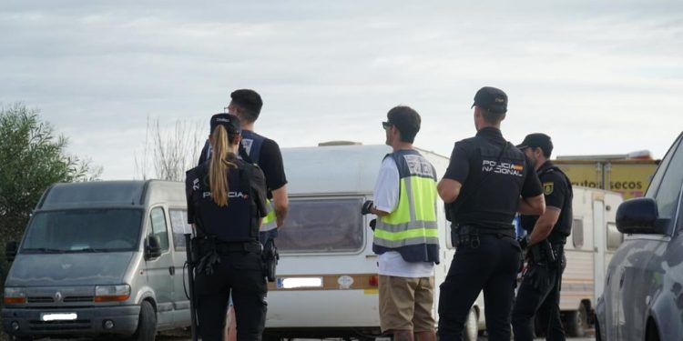 Actuación conjunta entre el Ayuntamiento de Ibiza y el Cuerpo Nacional de Policía, llevada a cabo en sa Joveria. Fotos: Ayuntamiento de Ibiza