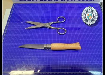 Imagen del cuchillo y las tijeras que empleaba el detenido para forzar las ventanas de los vehículos. Foto: facebook.com/policiasantjosep