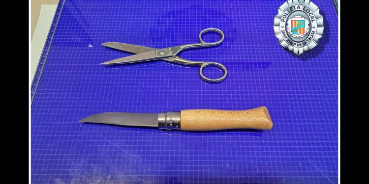 Imagen del cuchillo y las tijeras que empleaba el detenido para forzar las ventanas de los vehículos. Foto: facebook.com/policiasantjosep