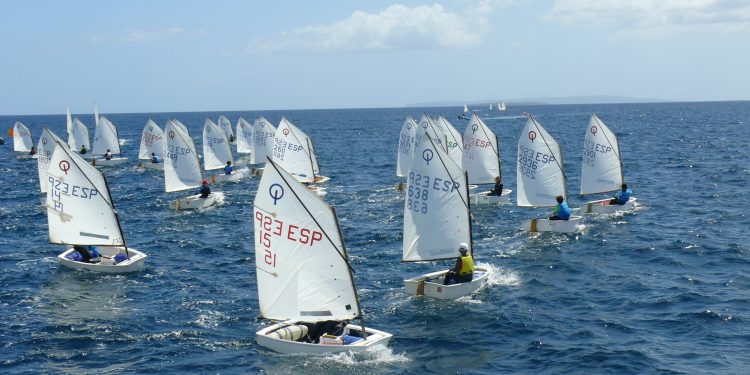 Imagen de archivo de deportistas participando en una regata. Foto: Escuela de Vela del Club Náutico Ibiza