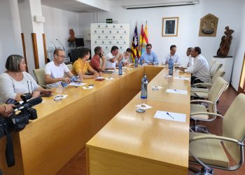 Reunió entre el vicepresident del Govern i conseller d'Economia, Toni Costa, i l'equip de Govern de Formentera. Foto: Consell Insular de Formentera