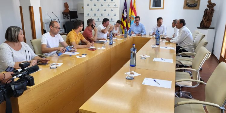 Reunió entre el vicepresident del Govern i conseller d'Economia, Toni Costa, i l'equip de Govern de Formentera. Foto: Consell Insular de Formentera