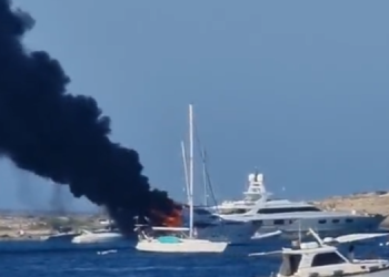 Un momento del incendio del yate, extraída de un vídeo grabado por Pedro Porto.