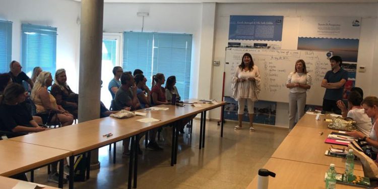 Una imagen de archivo de los cursos de castellano que ofrece el Ayuntamiento de Santa Eulària.