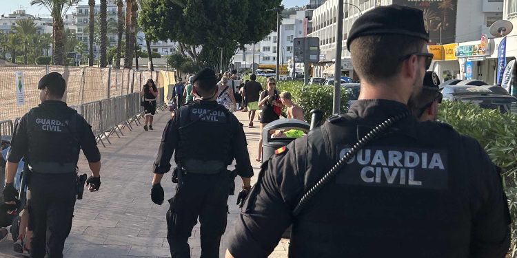 Imagen de los agentes facilitada por la Guardia Civil.