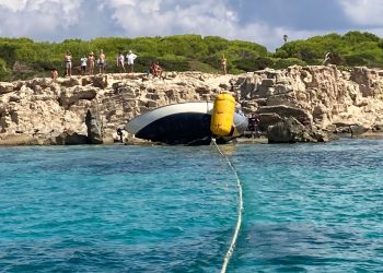 Retirada de la embarcación. Foto: Ayuntamiento de Sant Josep