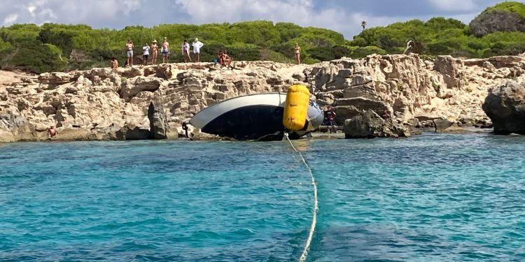 Retirada de la embarcación. Foto: Ayuntamiento de Sant Josep