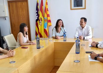 Marta Vidal, en el centro de la imagen junto al presidente en la sala de plenos.