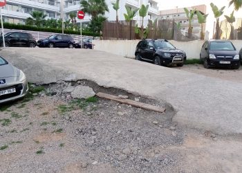 Estado de la rampa, rota en uno de los laterales. Fotos: PSOE de Santa Eulària